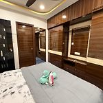 1Bhk Modern Cozy Flat At Prime Location Livin Cove