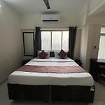 Pinaki Comfort Stay Malad - Near Nesco & Oberoi Mall