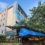 Townhouse Oak Hotel Shubhangan Near Juhu Beach
