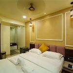La Hotel Metro Near Bkc