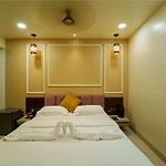La Hotel Metro Near Bkc