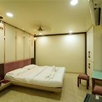 La Hotel Metro Near Bkc