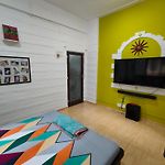 Seaface Bldg 1Bhk 0R 2 Bhk 0R Pvt Room Luxe Service Flat, Mumbai