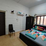 Seaface Bldg 1Bhk 0R 2 Bhk 0R Pvt Room Luxe Service Flat, Mumbai