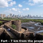 Hotel O Khar East Near Railway Station