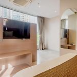 Hotel Aura - Near Malad Link Road