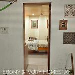 Independent Access Ebony Room Premium Juhu Homestay Queen Bed, Ac, Smart Tv, Locker, Ensuite, Minibar