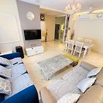 Glasshouse Luxury Villa, 4 Bed Private Pool Gorai