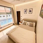 Glasshouse Luxury Villa, 4 Bed Private Pool Gorai