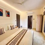 Glasshouse Luxury Villa, 4 Bed Private Pool Gorai