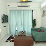 Ivy Downtown Apartment - 1 Bhk - Near Nesco And Sv Road