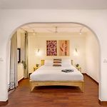 48B Stylish 1Bhk Khar With Swing