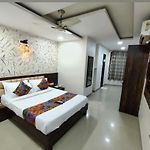 Crown Hotel Aadoree - Near Mumbai Airport, Bkc Visa Consultant , Jio Convention Centre