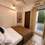 Warm Modern 1Bhk Flat New Tower Yari Road Beach