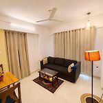 Warm Modern 1Bhk Flat New Tower Yari Road Beach