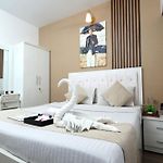 Spacious 1 Bhk Apartment For Business & Family Stays Near Mumbai International Airport