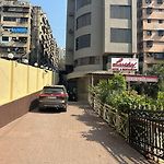 Hotel Lucky Near Nesco