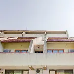 Oyo 66827 Island Club Resort