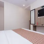 Hotel Oyo 14056 Golden Arch 3*