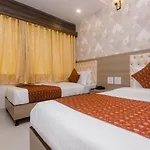 Hotel Oyo 14056 Golden Arch 3*