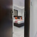 OYO 75540 Hotel Flora Suites