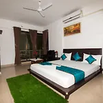 Aristo Serviced Near Kokilaben Dhirubai Ambani Hospital For Family Only Apartment