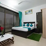 Aristo Serviced Near Kokilaben Dhirubai Ambani Hospital For Family Only *