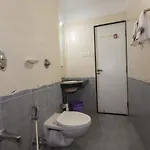 Apartment Aristo Serviced Near Kokilaben Dhirubai Ambani Hospital For Family Only *