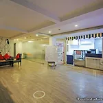 Vaccinated Staff- Oyo Townhouse 105 Khar West Station