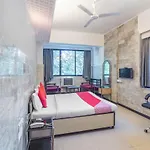 Oyo 71397 Guru 3* Mumbai