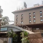 Capital O 618 Maharaja Hotel