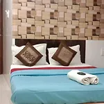 Hotel Metro Plaza Near Barc 2*
