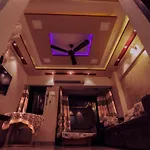 Cozy Furnished One Block From The Ocean Apartment Mumbai