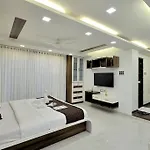 Posh Villa - 4 Bedroom W Chef/Wifi Upto 13 People