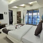 Posh Villa - 4 Bedroom W Chef/Wifi Upto 13 People