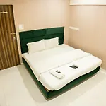 Guest house Ganesh, Near Kokilaben Dhirubhai Ambani Hospital Mumbai