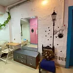 3Rk Ac Apartment In Khar West Near The Station