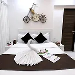 Iconic 3 Bedroom Suite - Borivali East