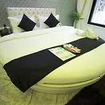 Posh 4.5 Bedroom Villa With Terrace And Pool