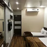 Oasis Hotel *