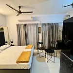 La Carlos Serviced Apartment
