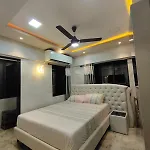 Cozy Furnished One Block From The Ocean Apartment