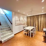 White House By Maxxvalue Service Bandra Apartment *