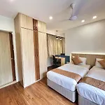 White House By Maxxvalue Service Bandra Apartment