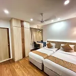 White House By Maxxvalue Service Bandra Apartment *