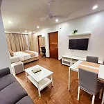 White House By Maxxvalue Service Bandra Apartment