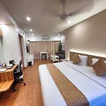 White House By Maxxvalue Service Bandra Apartment *