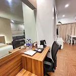 White House By Maxxvalue Service Bandra Apartment *