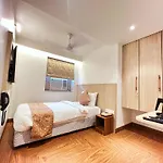 White House By Maxxvalue Service Bandra Apartment