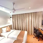 White House By Maxxvalue Service Bandra Apartment *